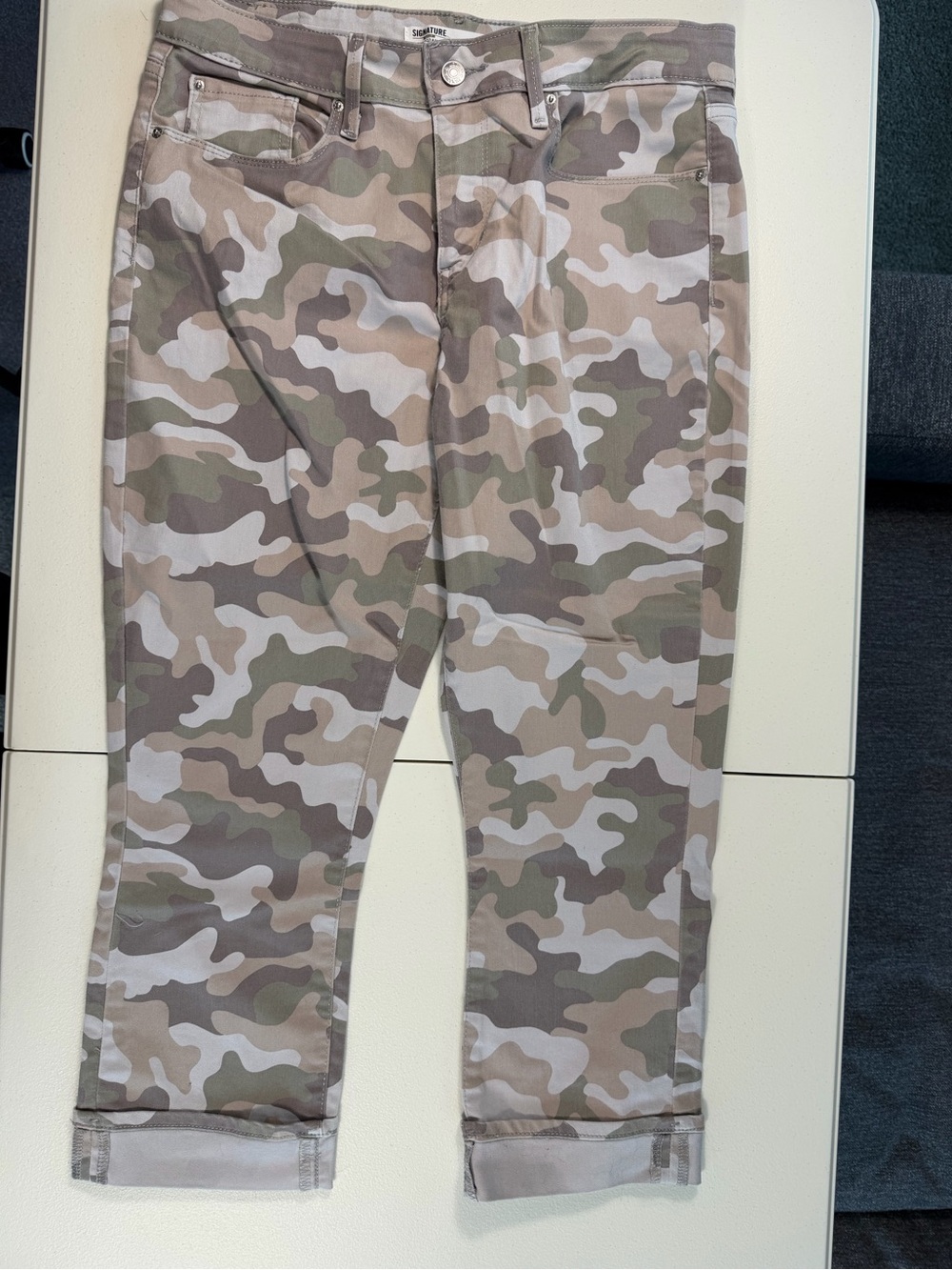 Levi’s Signature Gold Camo Mid Rise Capri Pants Women’s 12 W31